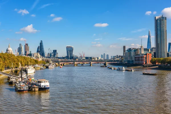 Widok na Tamizę z Waterloo bridge — Zdjęcie stockowe