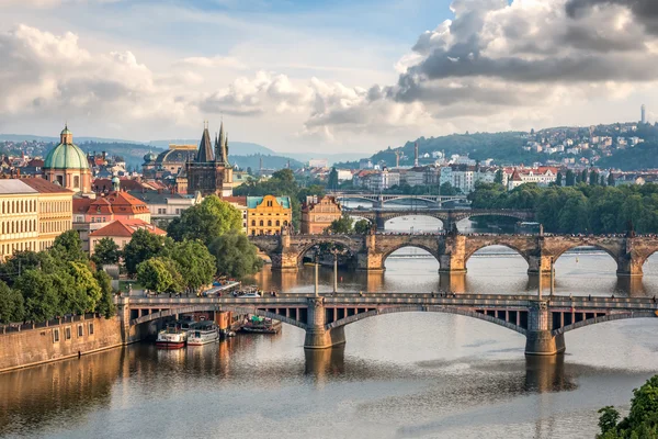 Utsikt över Vltava floden med broar i Prag — Stockfoto