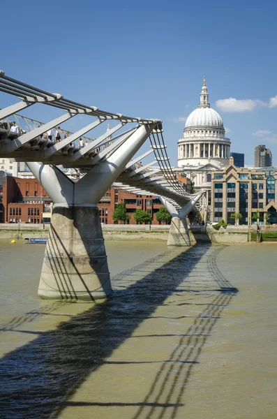 Jahrtausendbrücke über die Themse zwischen St. Pauls Kathedra — Stockfoto