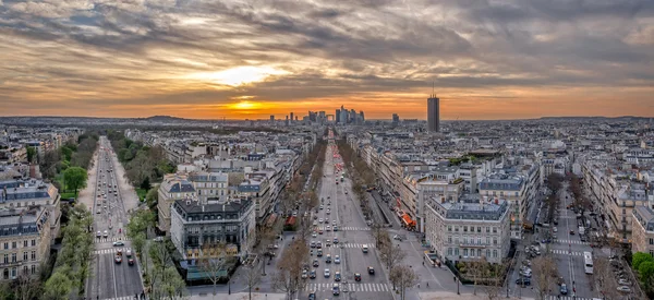 La Defense alanına gün batımında havadan görünümü — Stok fotoğraf