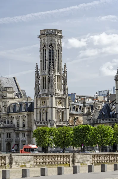 Belltower de Saint-Germain-l 'Auxerrois igreja em Paris — Fotografia de Stock