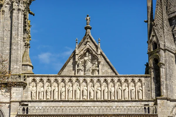 Sousoší nad královskou portál katedrály Panny Marie — Stock fotografie
