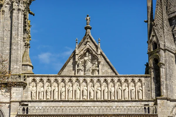 Grupo de esculturas sobre el Portal Real de la Catedral Nuestra Señora de — Foto de Stock