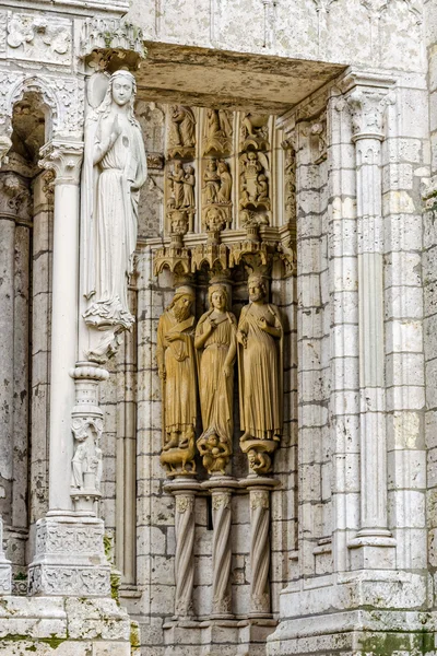 Szobrok a oldalfala katedrális a Szűzanya Chartres, Franciaország — Stock Fotó