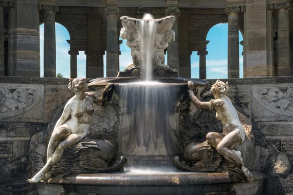 Fontaine dans le château de Hever Jardin italien — Photo