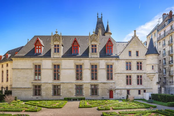 Mansion Hotel de Sens och dess trädgård i Paris — Stockfoto