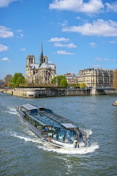 Nave sulla Senna e cattedrale Notre Dame de Paris — Foto Stock