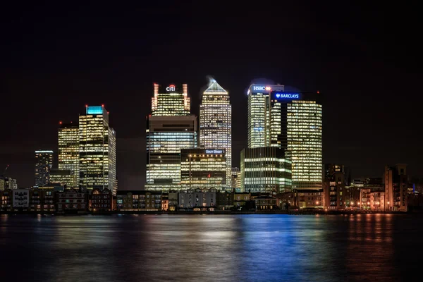 Canary Wharf in London at night — Stock Photo, Image