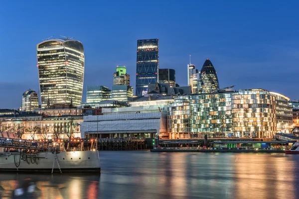 Nachtansicht der Stadt London mit Kopierraum bei klarem Himmel — Stockfoto