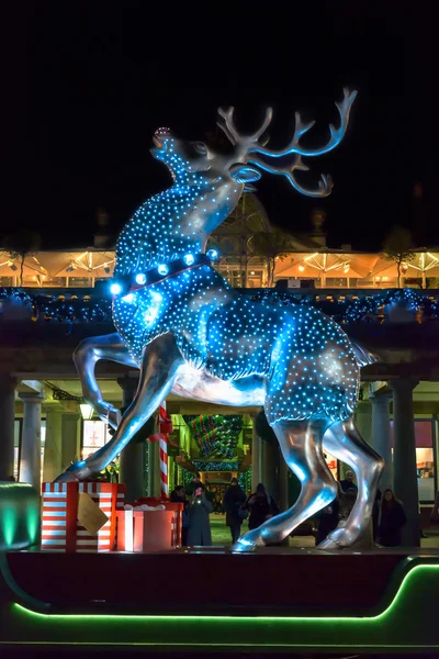 Decorazione natalizia con renne d'argento a Covent Garden, Londra — Foto Stock