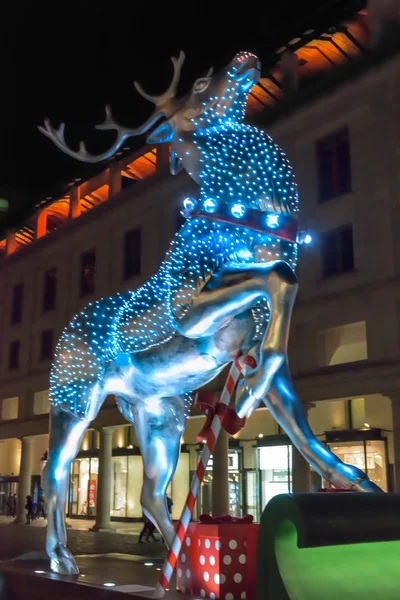 Decorazione natalizia con renne d'argento a Covent Garden, Londra — Foto Stock