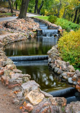 Küçük yapay şelaleler Bastion Hill Park Riga, Letonya