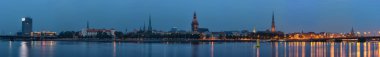 Riga, Letonya'nın başkenti gece Panoraması