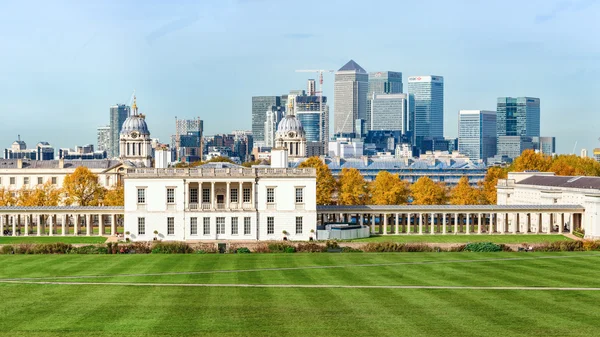 Panoramiczne widoki na Greenwich park oraz znajduje się w dzielnicy Canary Wharf w Londynie — Zdjęcie stockowe