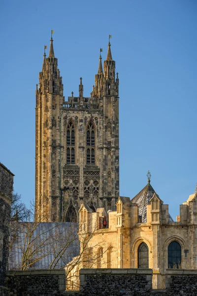 Vista de la catedral de Canterbury con espacio para copias en el cielo despejado — Foto de Stock