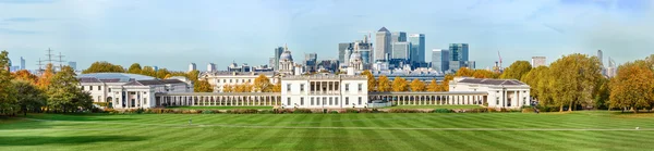 Podzimní panoramatický pohled do Greenwich Parku a Canary Wharf — Stock fotografie