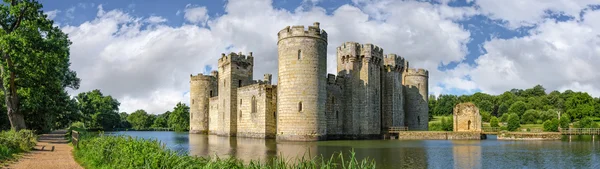 Замок Бодиам в Англии — стоковое фото