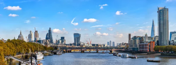 Panoramautsikten från Waterloo bridge till floden Thames — Stockfoto