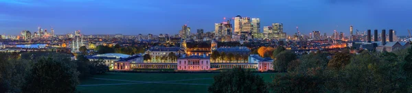Vista panoramica notturna su Greenwich e Canary Wharf a Londra — Foto Stock