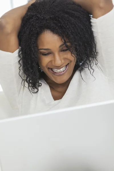 Mulher americana africana feliz usando computador portátil — Fotografia de Stock