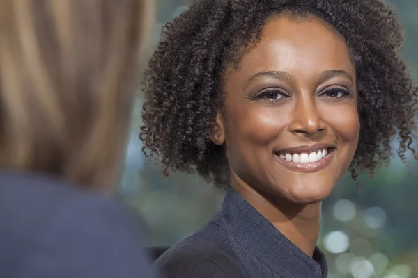 Hermosa raza mixta mujer afroamericana Empresaria — Foto de Stock