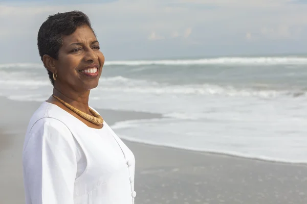 Szczęśliwy dumny starszy African American kobieta na plaży — Zdjęcie stockowe