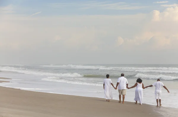 Happy Senior Parejas afroamericanas Hombres Mujeres en la playa — Foto de Stock