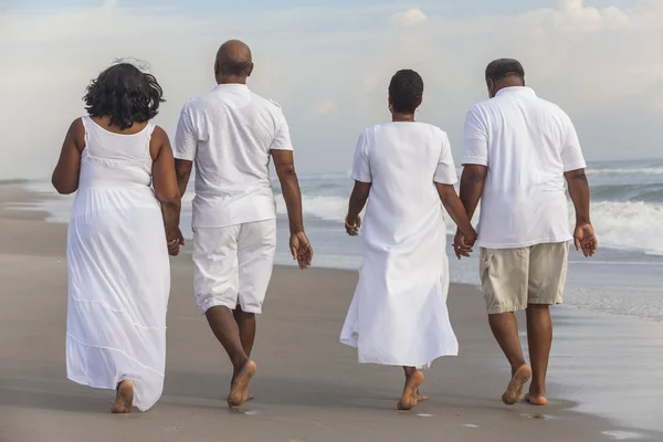 Szczęśliwe Afroamerykanie starszy pary mężczyzn kobiet na plaży — Zdjęcie stockowe