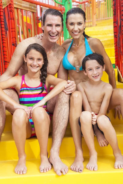 Vader moeder zoon dochter kind gezin bij het waterpark — Stockfoto