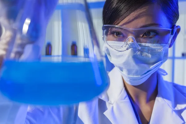 Femme Chinoise Scientifique Flacon Bleu En Laboratoire — Photo