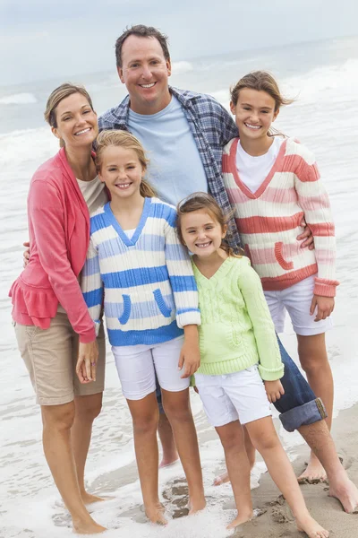 Rodzina rodzice dziewczyny dzieci wakacje na plaży — Zdjęcie stockowe