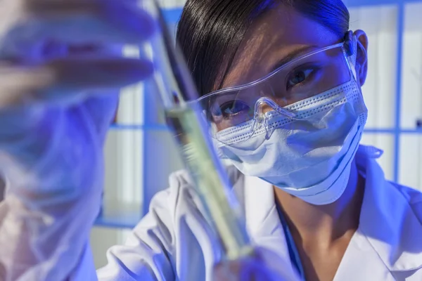 Scienziata cinese con provetta in laboratorio — Foto Stock