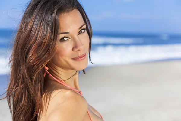 Mulher bonita menina em biquíni na praia — Fotografia de Stock