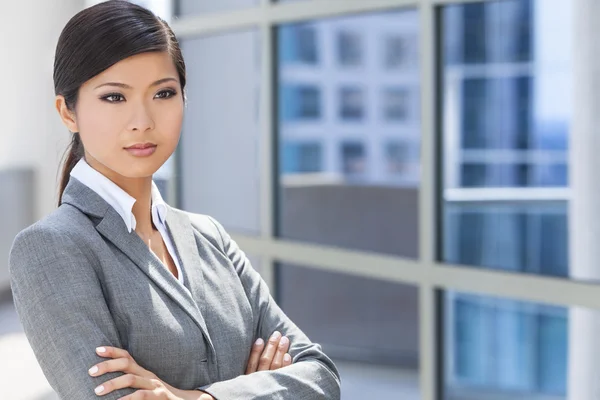 Schöne asiatische chinesische Frau oder Geschäftsfrau — Stockfoto