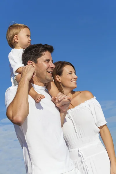 Šťastný muž žena dítě rodinné modrá obloha — Stock fotografie