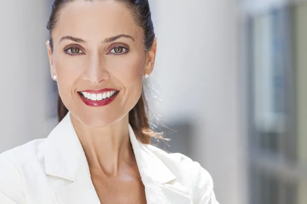 Retrato de Mulher Bonita ou Empresária — Fotografia de Stock