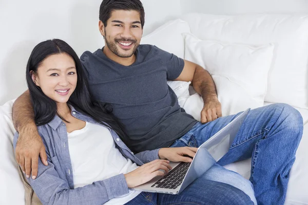 Asiatiska kinesiska par använder Laptop hemma — Stockfoto