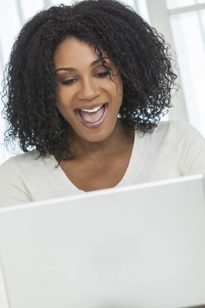 Africano americano mulher feliz surpresa laptop computador — Fotografia de Stock