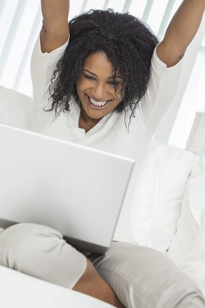 Computador portátil afro-americano da celebração da mulher — Fotografia de Stock