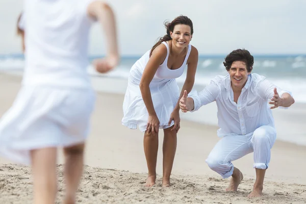 Matka, otec a dítě Rodina provozující baví na pláži — Stock fotografie