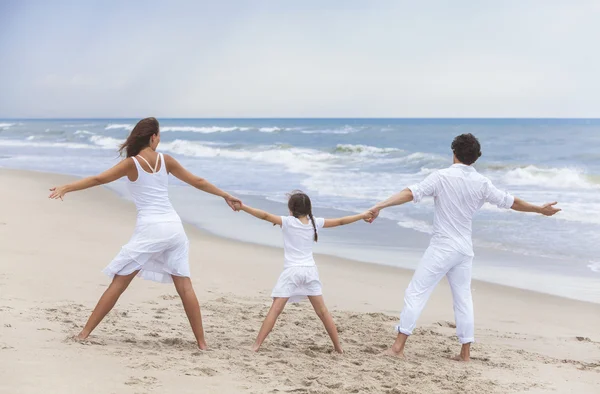 Mutter Vater Mädchen Kind Familie am Strand Händchen haltend — Stockfoto