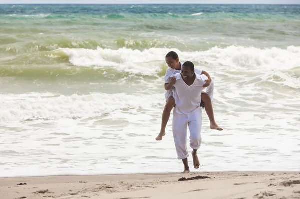 Afrikanisch-amerikanische Vater-Sohn-Familie am Strand — Stockfoto