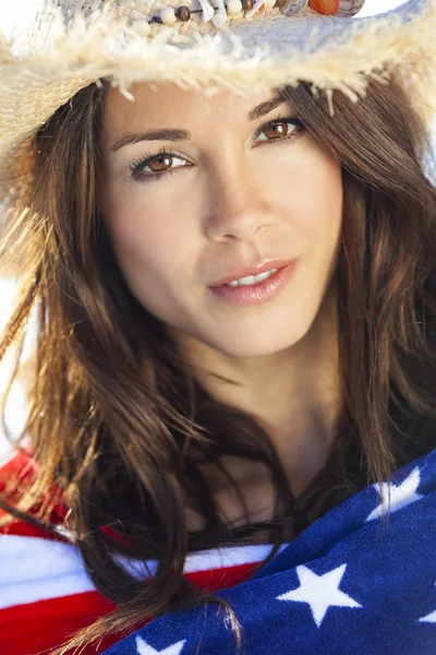 Kadın kız Amerikan bayrağı ve kovboy şapkası — Stok fotoğraf
