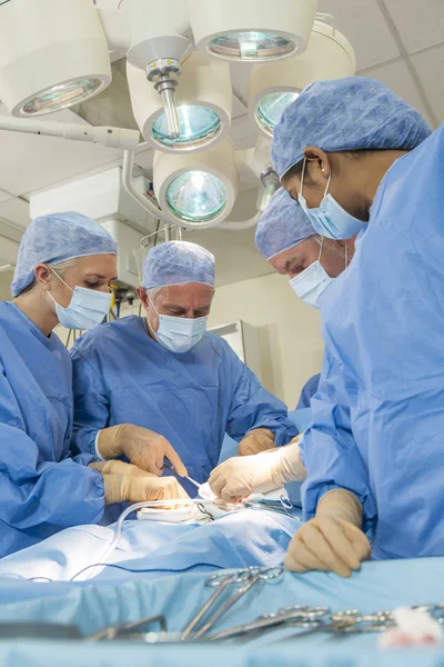 Ιατρική ομάδα γιατρών νοσοκομείο χειρουργικής επέμβασης — Φωτογραφία Αρχείου