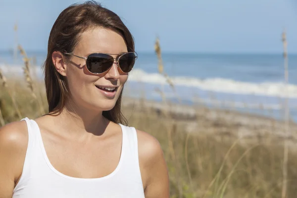 Donna in abito bianco e occhiali da sole in spiaggia — Foto Stock