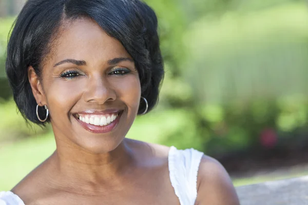 Schöne afrikanisch-amerikanische Frau im Freien Porträt — Stockfoto