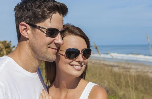 Hombre feliz mujer pareja en gafas de sol en la playa — Foto de Stock