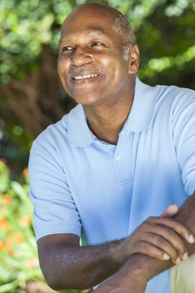 Szczęśliwy człowiek starszy african american — Zdjęcie stockowe