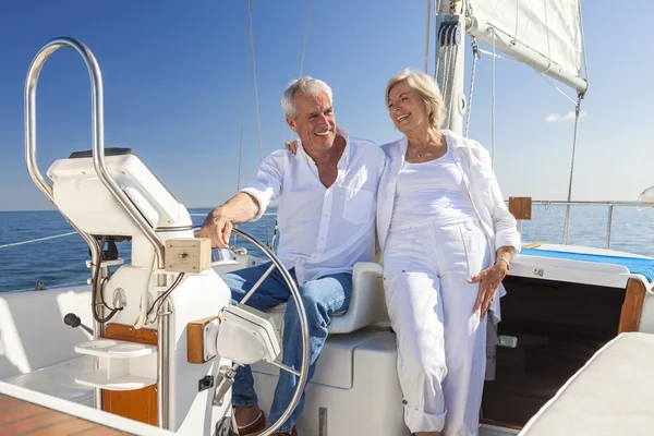 Feliz casal sênior iate à vela ou barco à vela — Fotografia de Stock