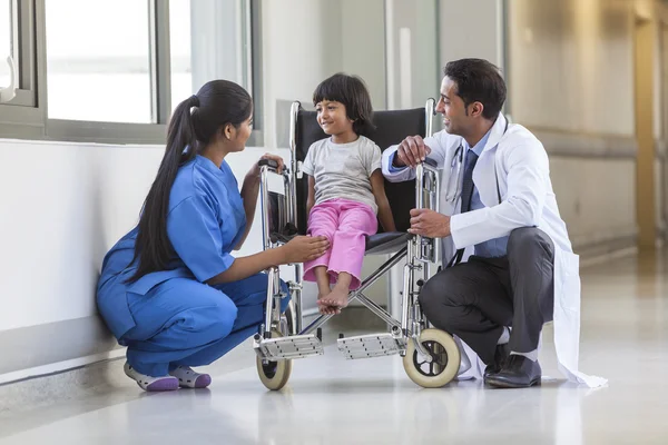 Enfermeira Médica e Mulher Menina Hospital Infantil Paciente em Wheelchai — Fotografia de Stock